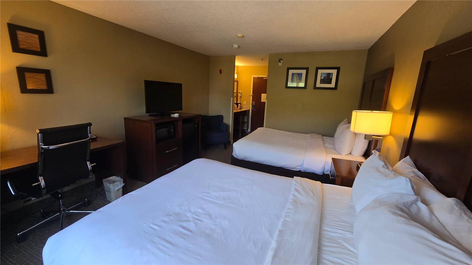 غرفة بسريرين كوين، Comfort Inn and Suites Grafton Cedarburg 2/4