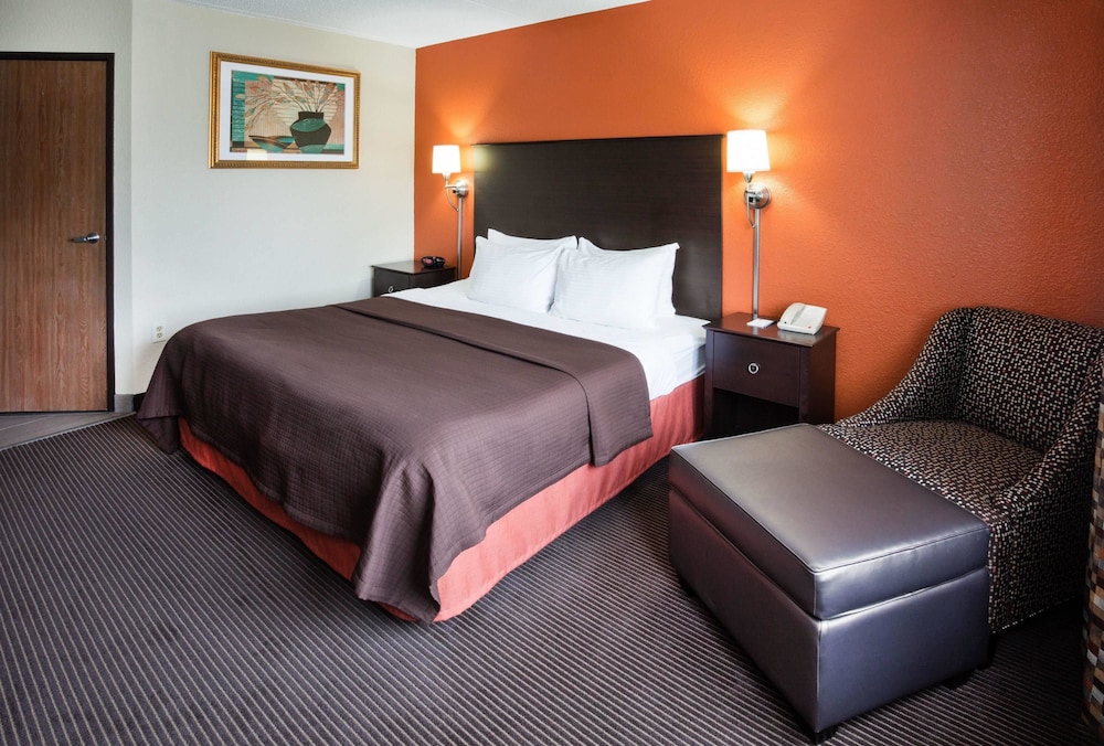 AmericInn by Wyndham Plover Stevens Point 14/47