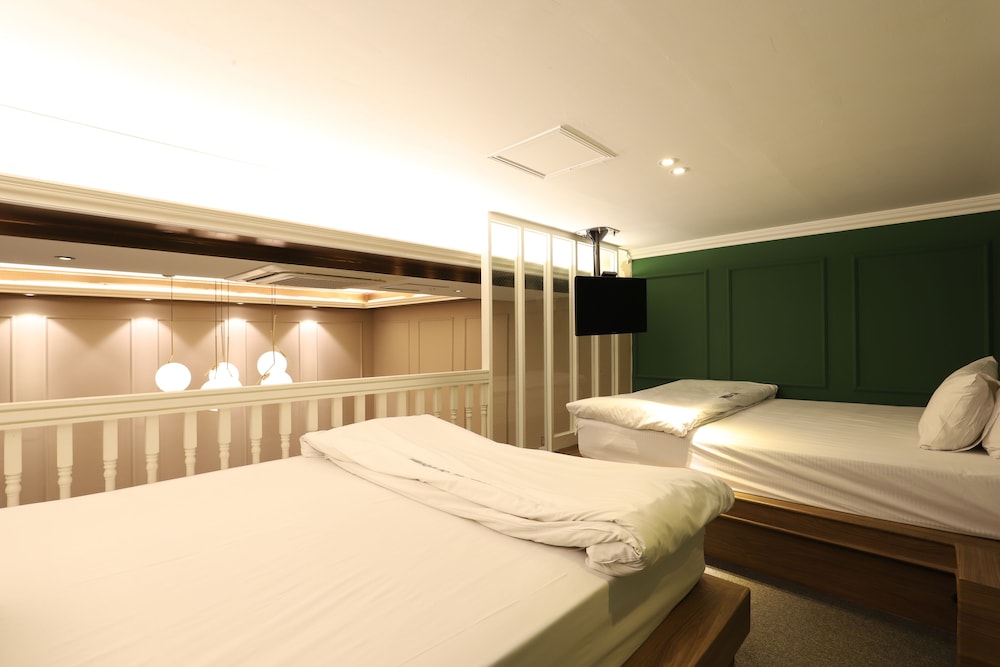 Piano Hotel 22/65