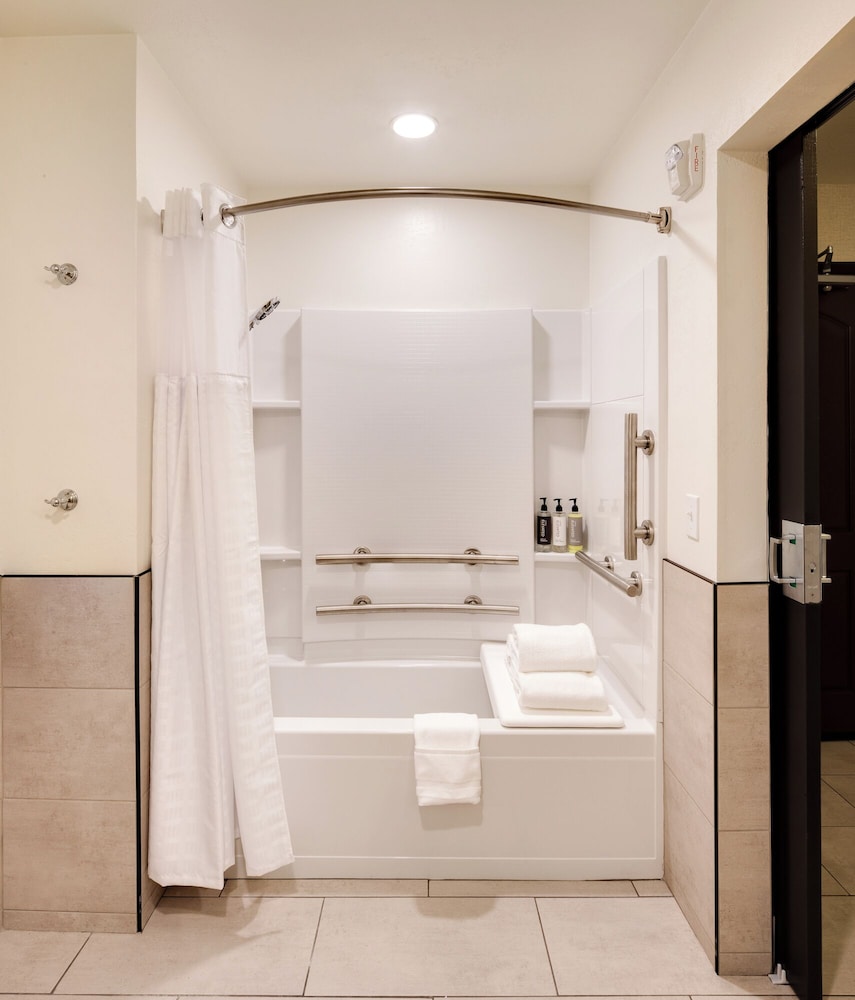 Ayres Hotel Redlands 37/38