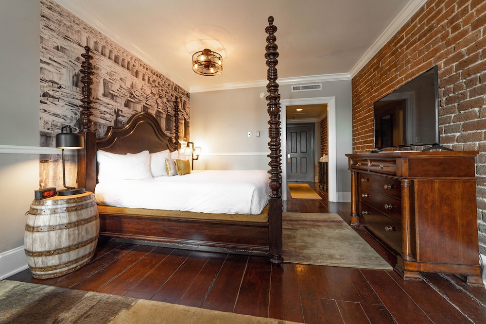 STANDARD, KING BED, RIVER VIEW