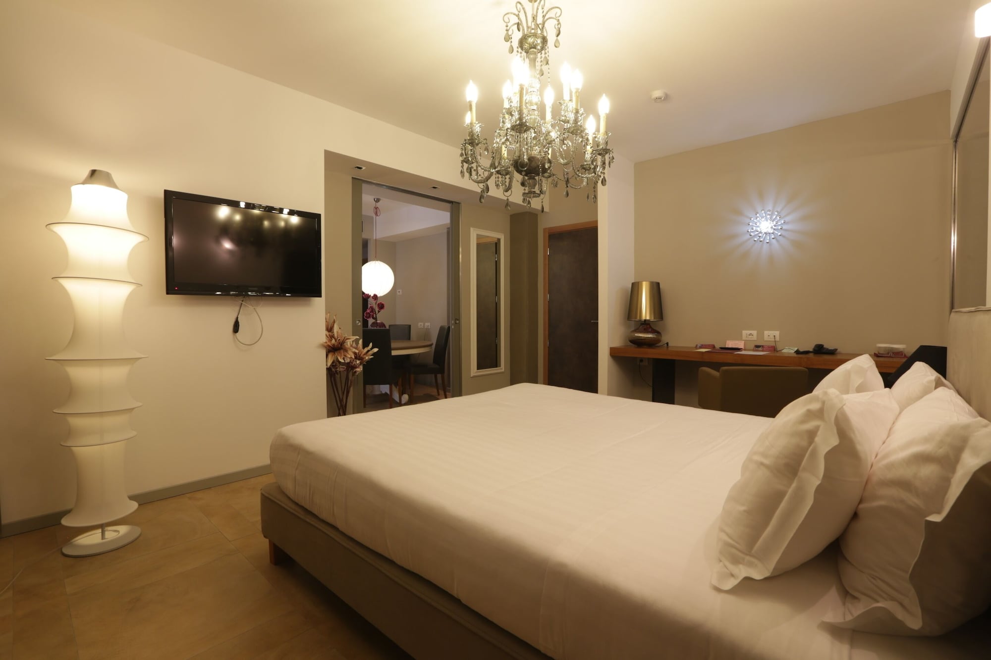 Magnolia, Suite, King Bed, Sofa