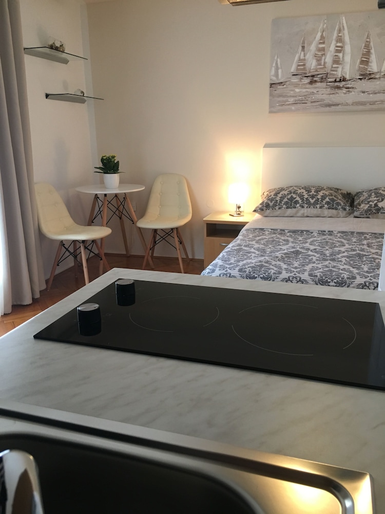 PETRA APARTMENTS 16/40