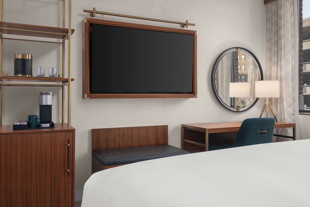 غرفة مفردة بسرير كينج لذوي الإعاقة، Hotel Ardent Dayton Downtown, Tapestry Collection by Hilton 2/5