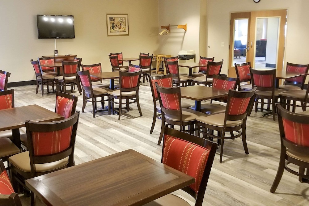 Comfort Suites Lake Geneva East 30/46