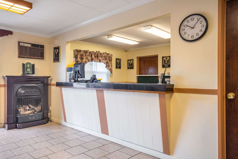 Econo Lodge Inn & Suites Windsor Locks Bradley Airport 8/25