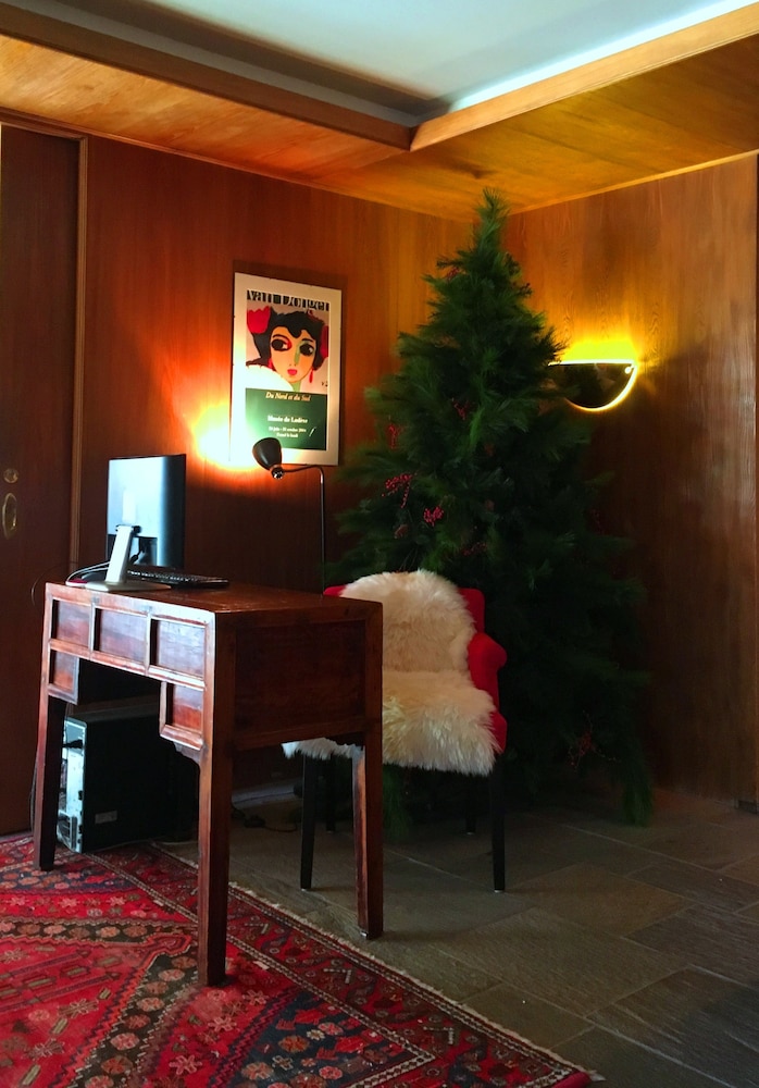 De La Foret Hotel 56/66