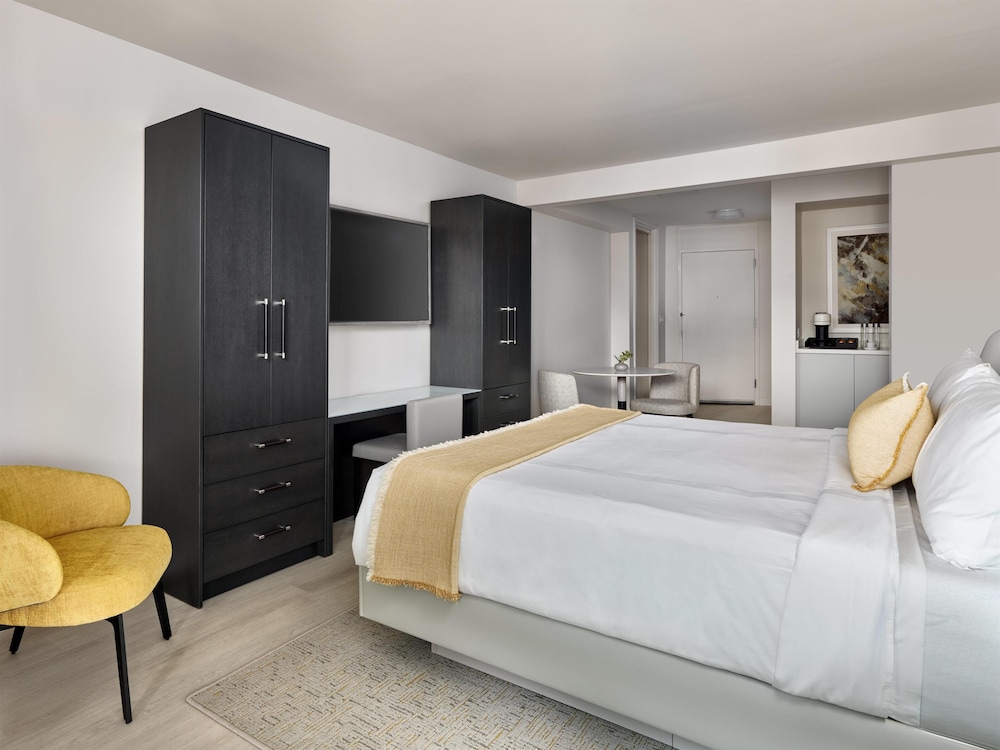 Room, King Bed, One Washington Circle DC, Tapestry Collection by Hilton 5/7