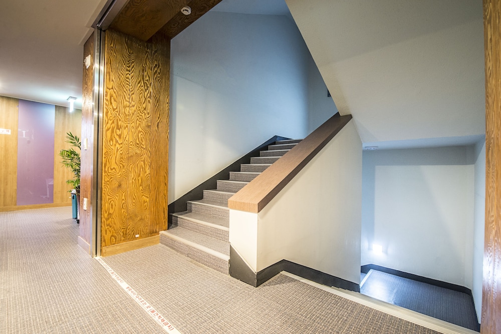 Champion Hotel 30/43