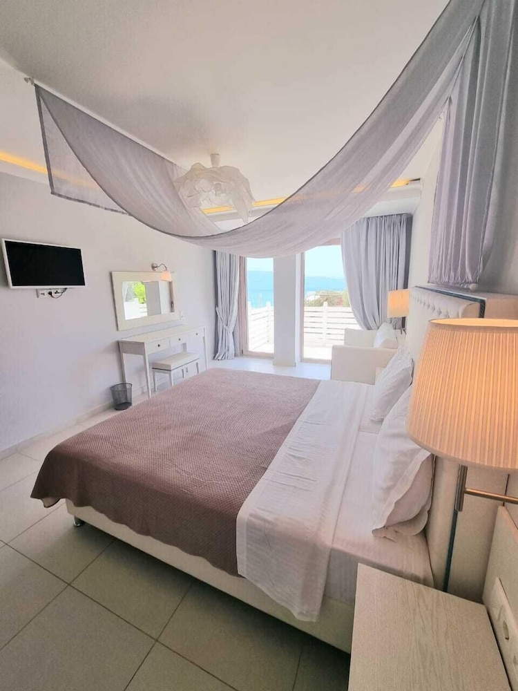 Enjoy Lichnos Bay Village Camping Hotel & Apartments 10/46