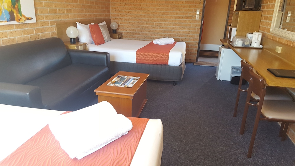 ROYAL PALMS MOTOR INN 62/76
