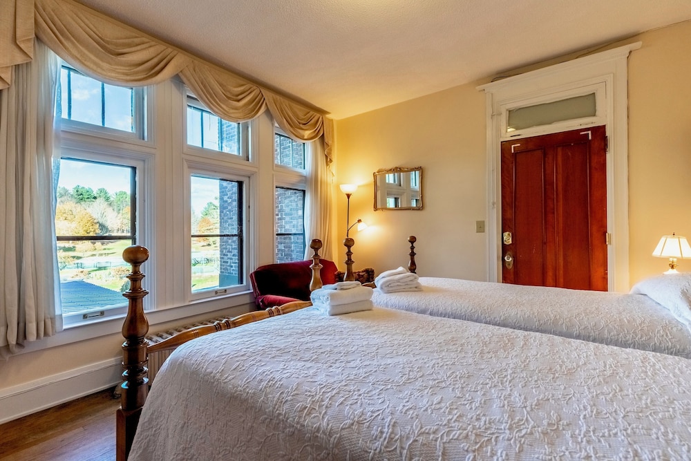 Grand, Romantic, Mansion, King Bed, Mountain View