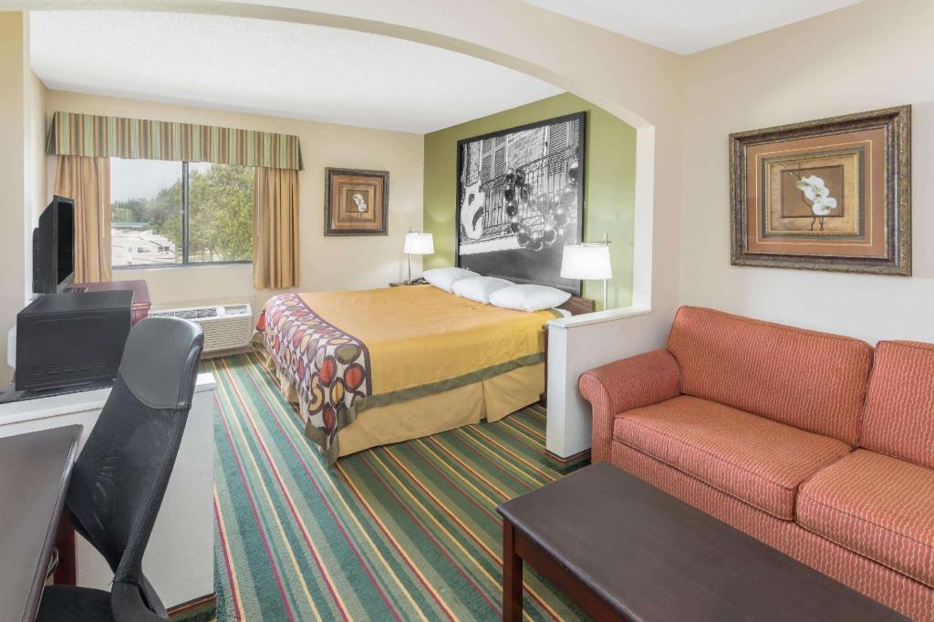 Efficiency, King Bed