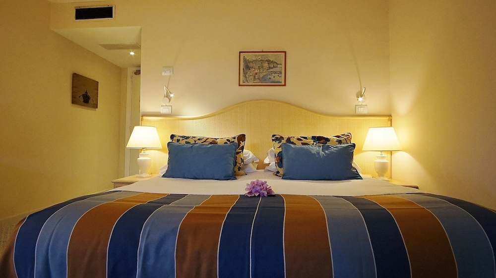 DELUXE, DOUBLE BED, NO VIEW, ATTIC