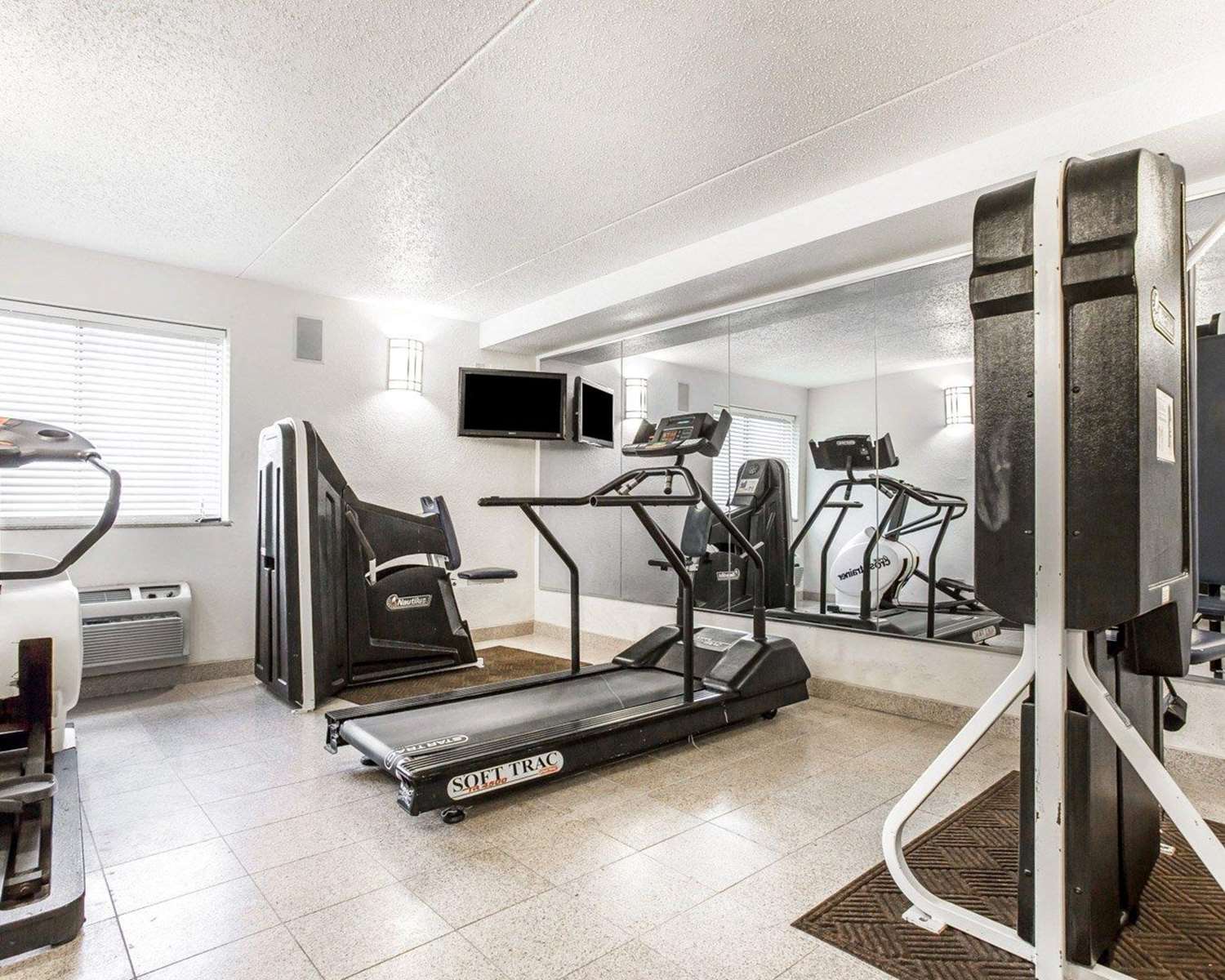 Quality Inn & Suites Coliseum 14/20