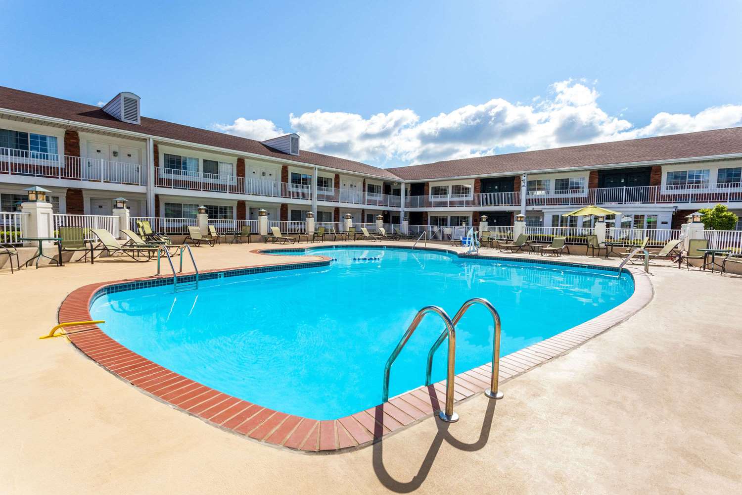 Days Inn & Suites By Wyndham Roseville/Detroit Area 6/15