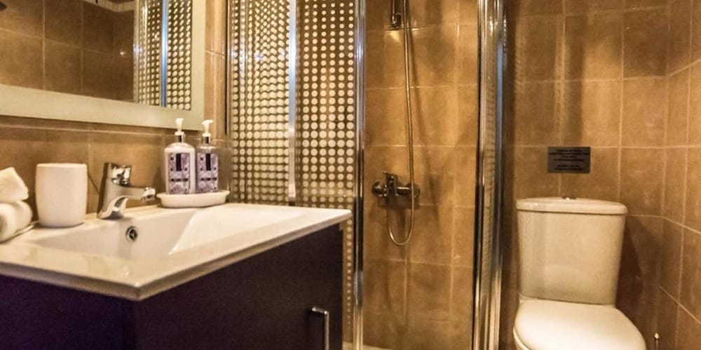 غرفة بسرير كينج وسريرين كوين بإطلالة على البحر بـ4 غرف نوم، Aroma Villas 6/8
