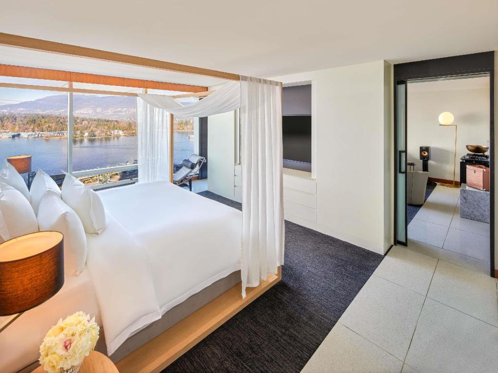 Signature, Suite, King Bed, Park and Harbor View, Harbour View, 2 Bathrooms