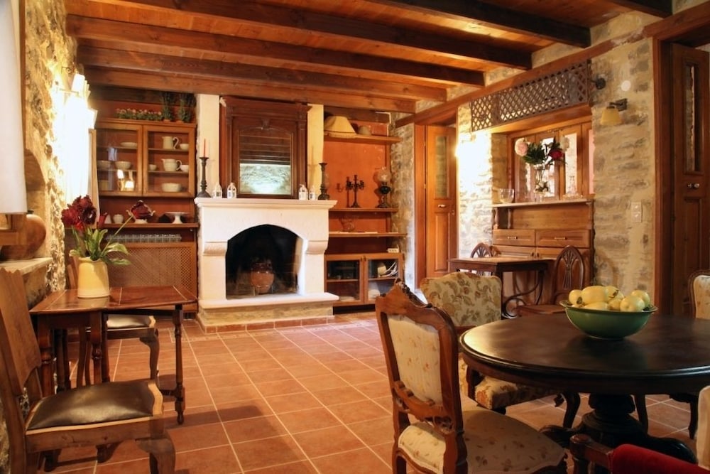 Dorovinis Country Houses 34/50