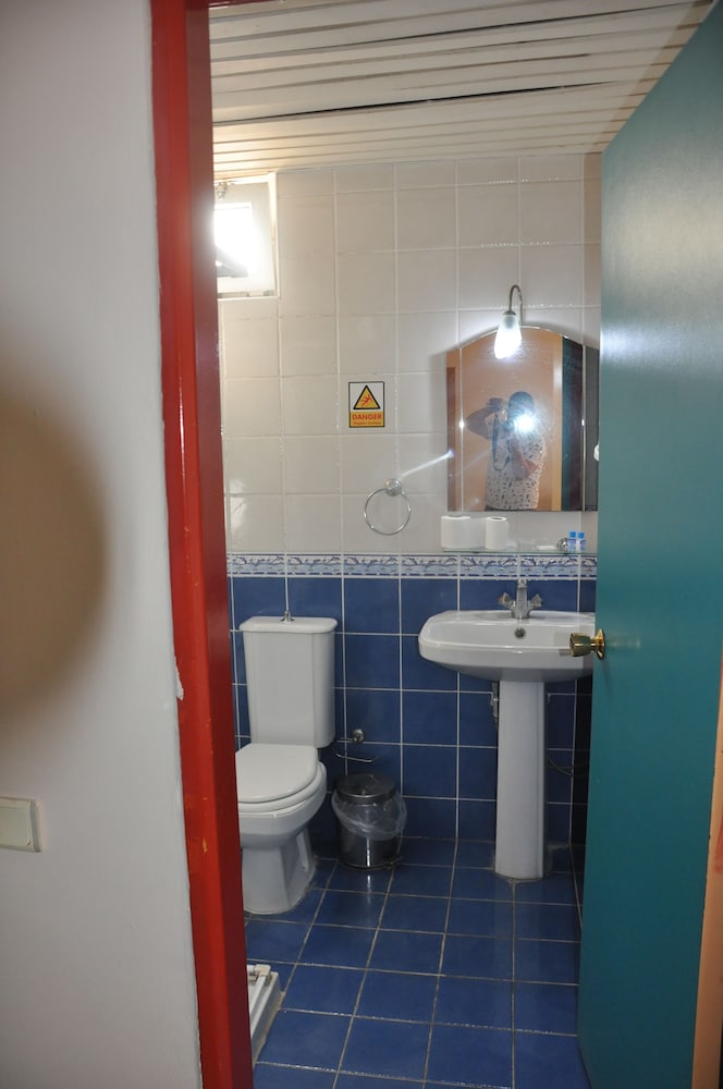 Basil's Apart Hotel 49/51