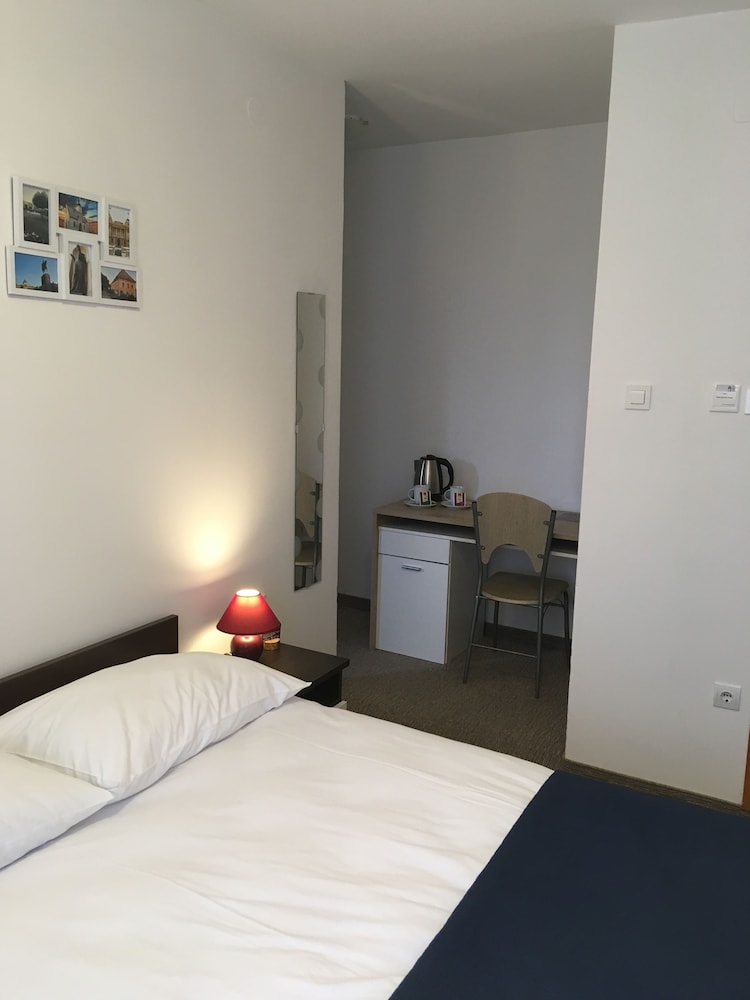 London Rooms Zagreb Airport 4/48