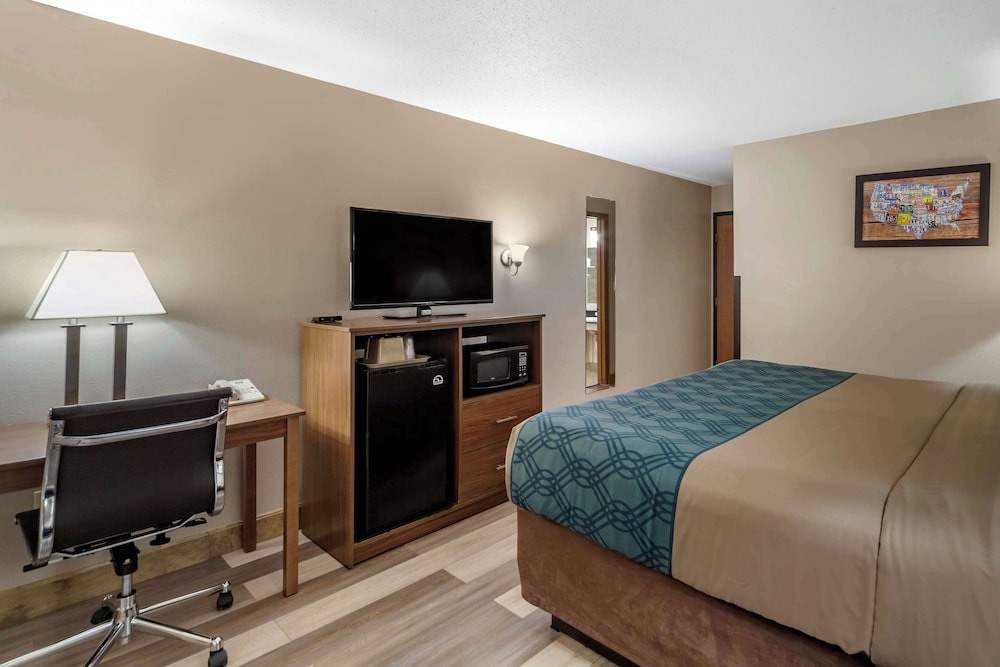 Econo Lodge Hays I-70 46/54