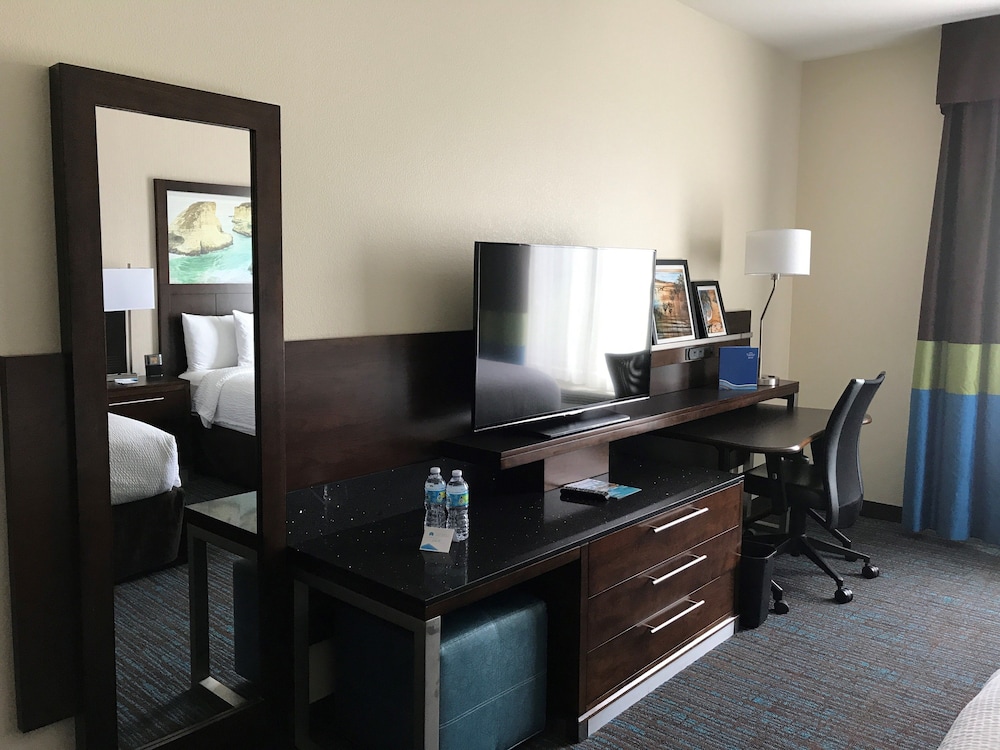 Fairfield Inn & Suites San Diego Carlsbad 38/40