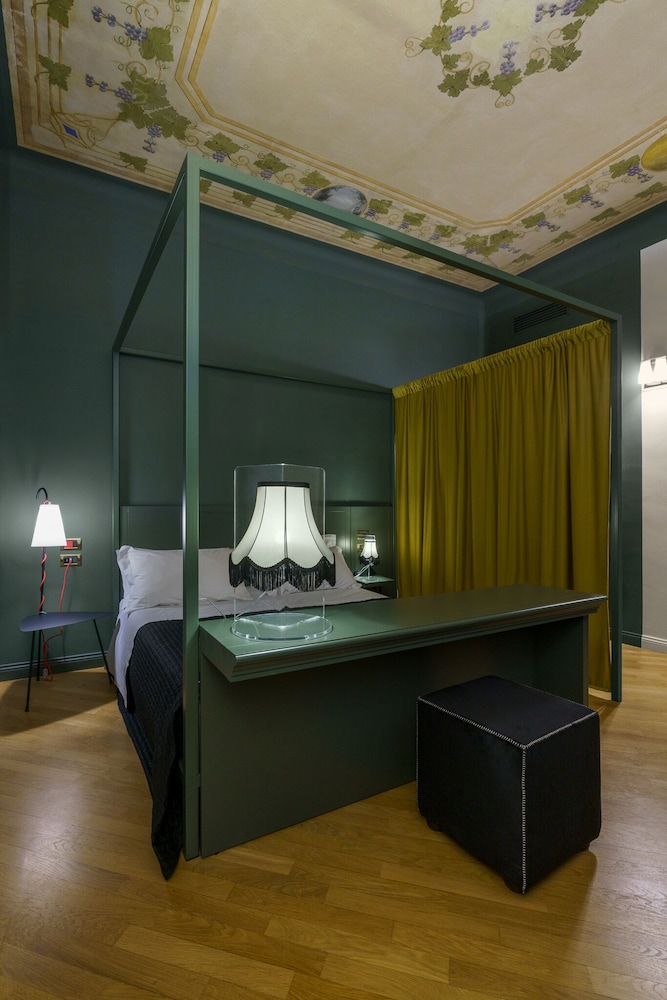 DELUXE, DOUBLE OR TWIN BED