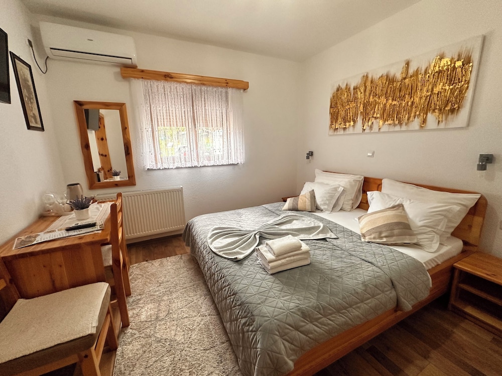 2 BEDROOMS, TRADITIONAL