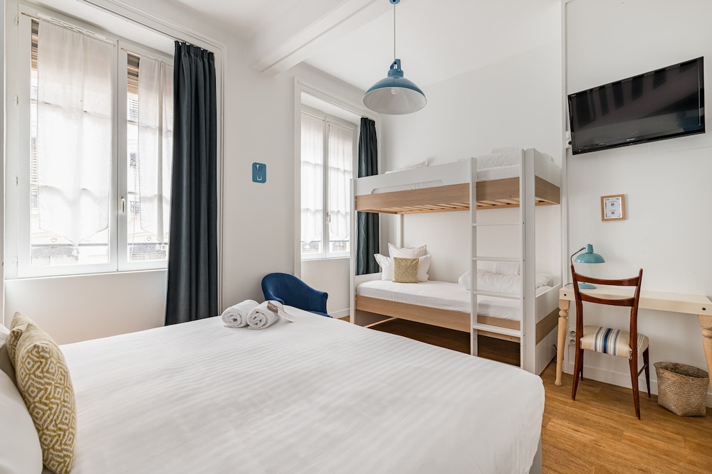 ROOM, QUADRUPLE