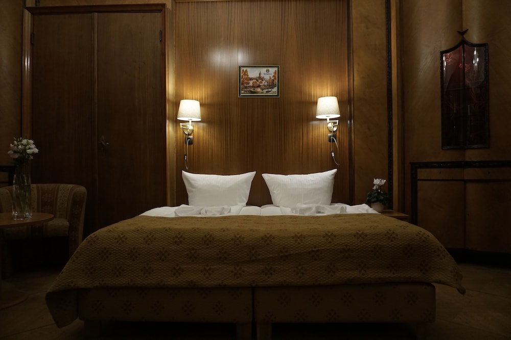 BASIC, DOUBLE OR TWIN BED