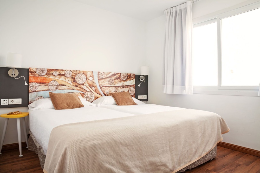 1 BEDROOM, STANDARD, TWIN BEDS, SOFA