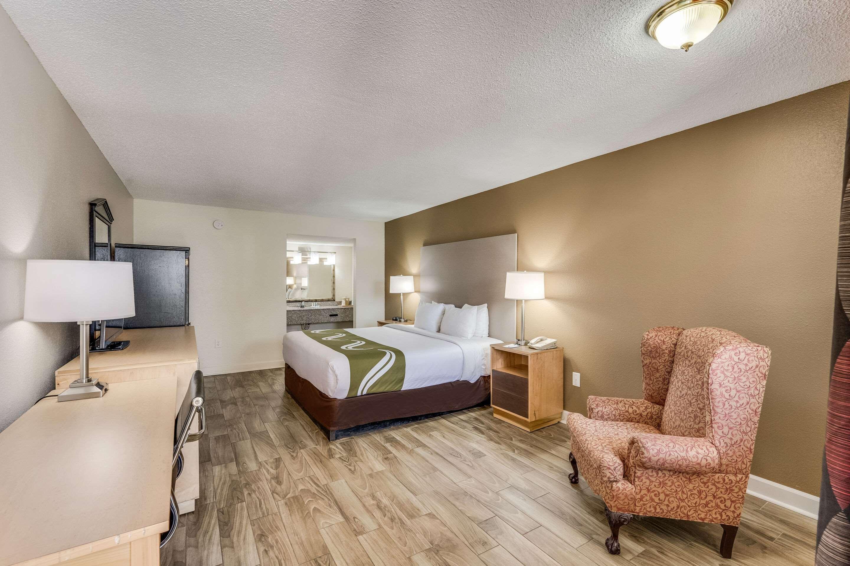جناح بسرير كينج، Quality Inn and Suites Hot Springs Lake Hamilton 4/6
