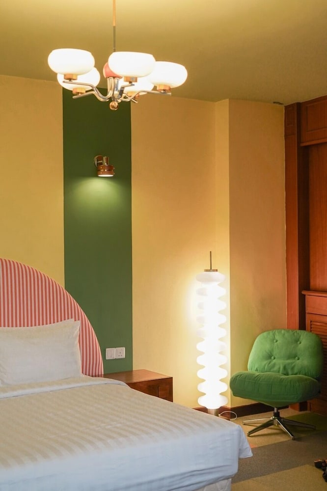 The Tres Hotel 28/67