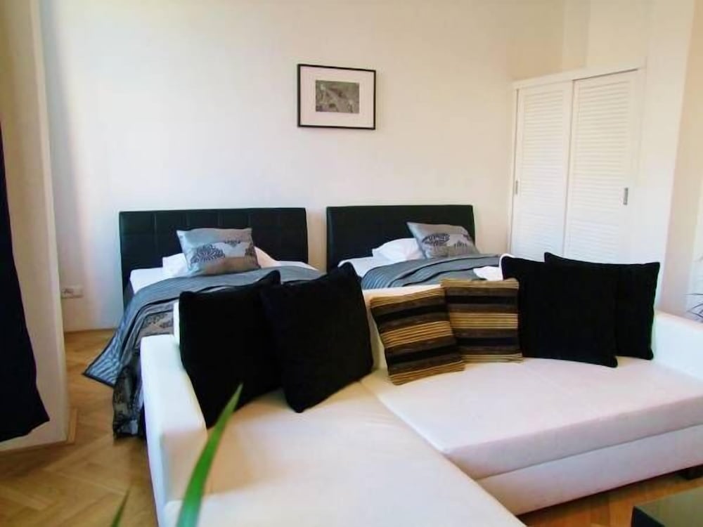 Old Town Square Premium Apartments 25/32
