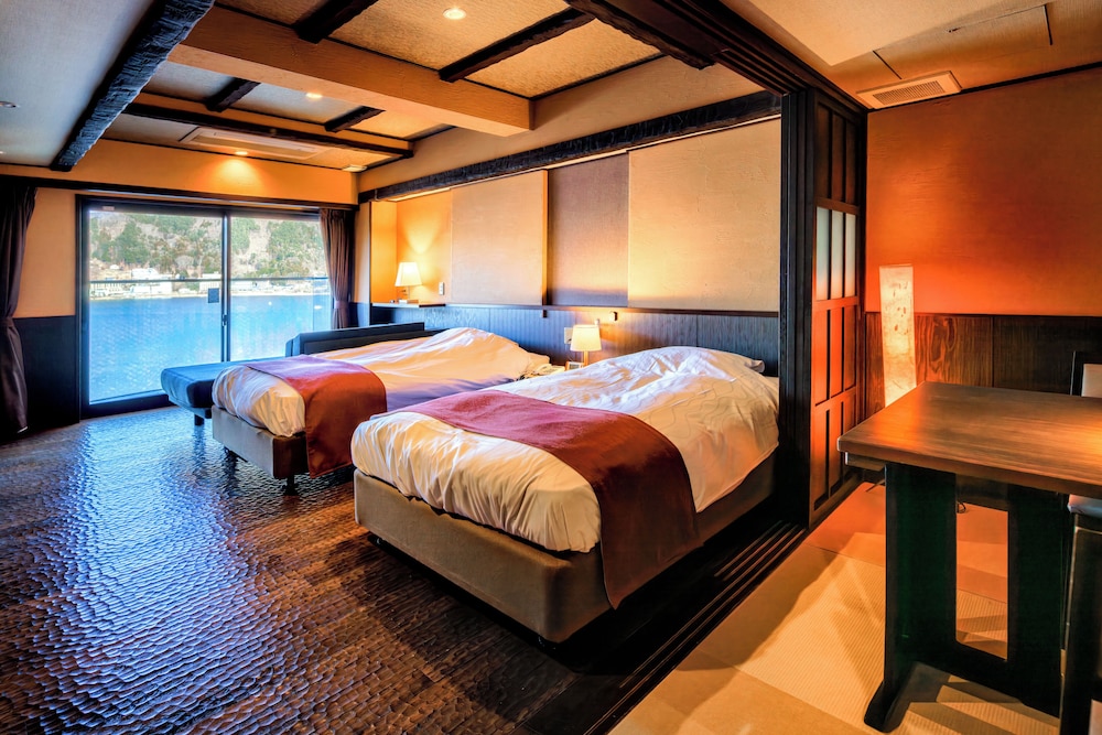 Japanese Western, Twin Beds, Lake View, Outdoor Bath, Sofa, East Wing، Fuji Lake Hotel 2/6