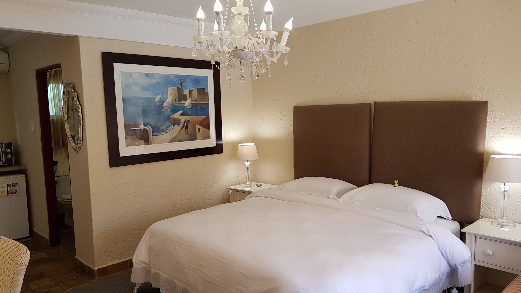 DELUXE, DOUBLE OR TWIN BED