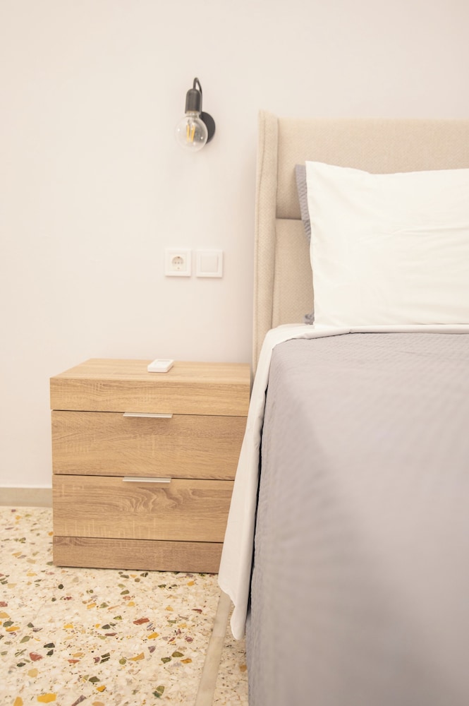 SUPERIOR, STUDIO, QUEEN BED