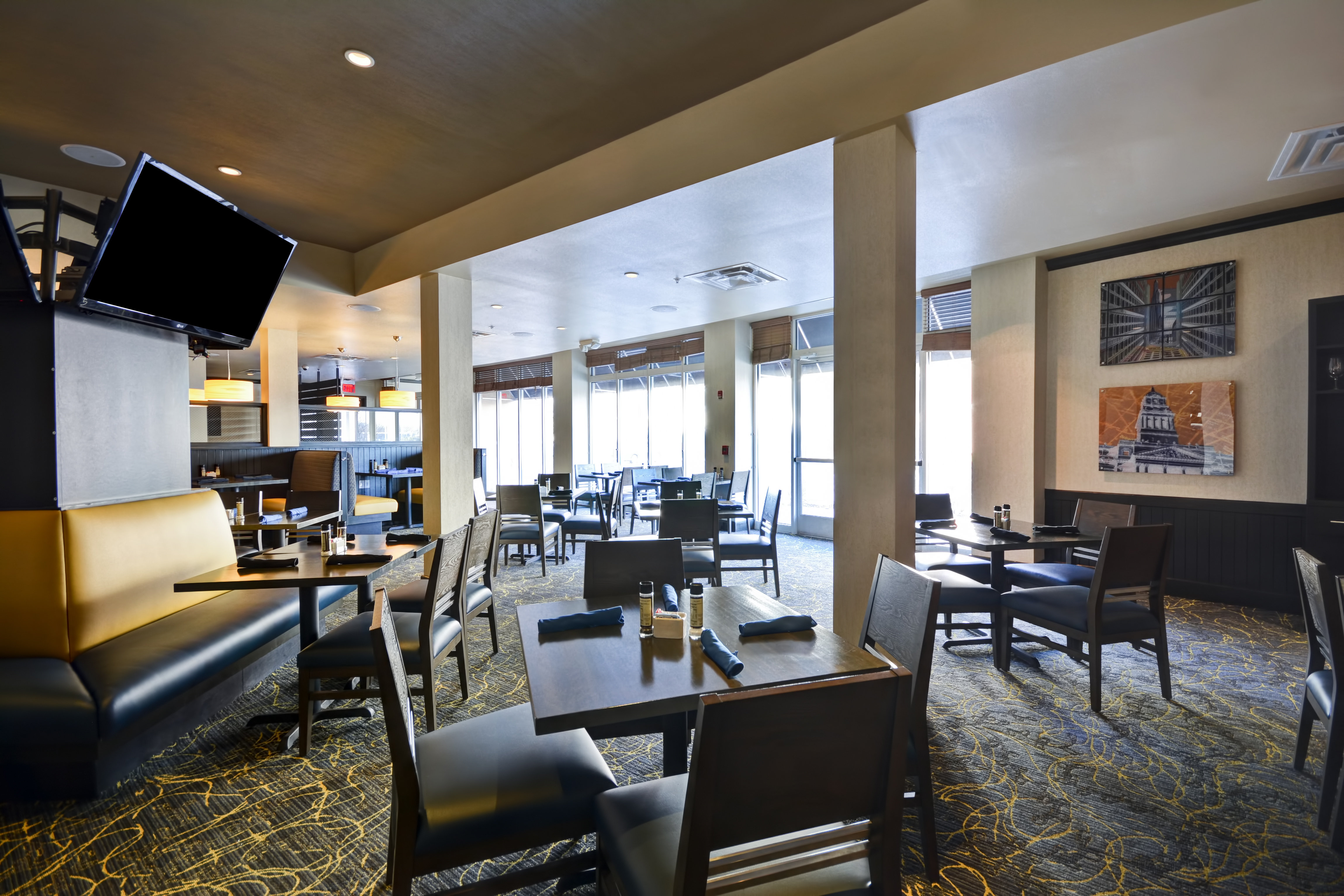 Holiday Inn Detroit Metro Airport 33/58