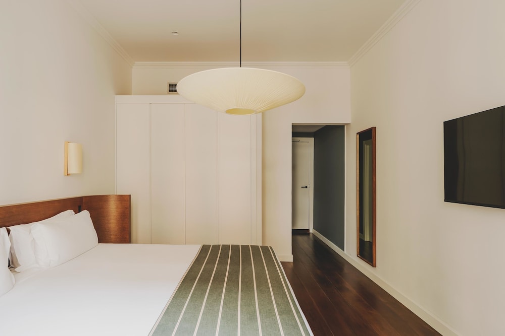 ROOM, DOUBLE OR TWIN BED