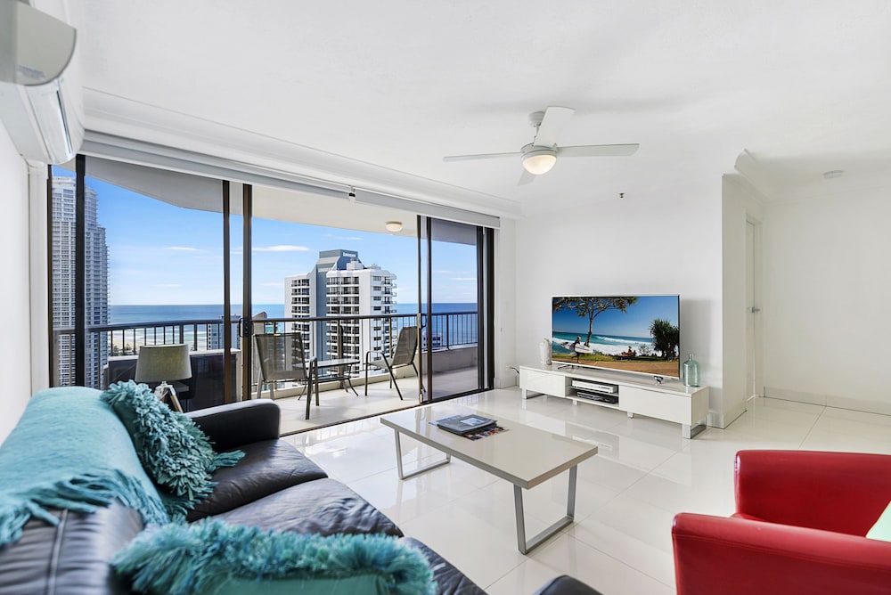 Surfers Century Oceanside Apartments 20/50