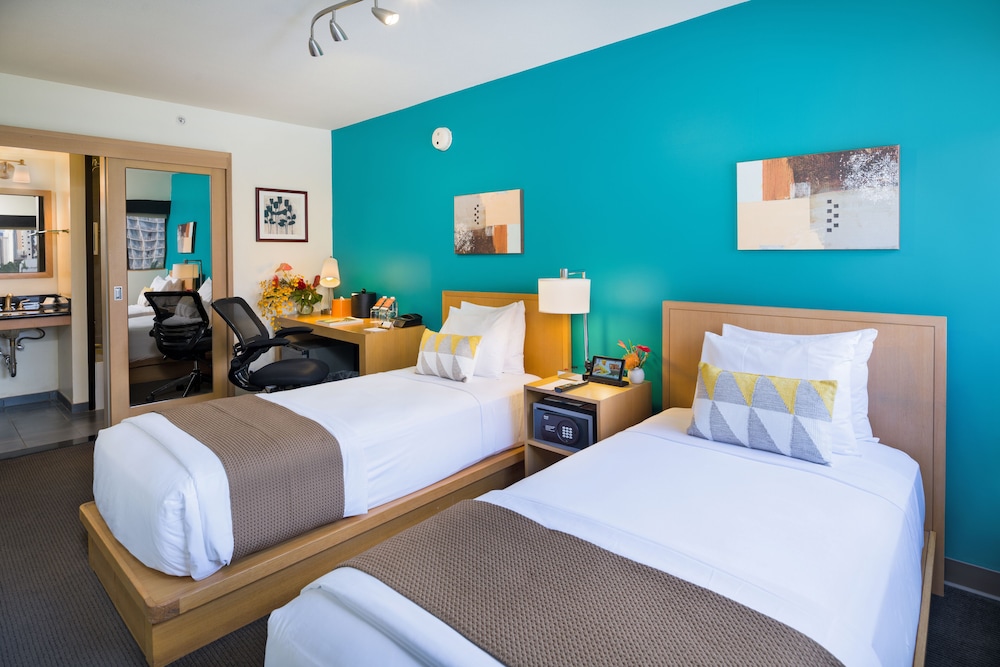 COSMOPOLITAN, STANDARD, TWIN BEDS, CITY VIEW