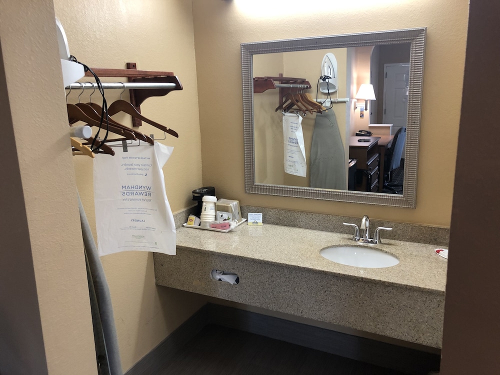 Days Inn By Wyndham Columbus 25/54