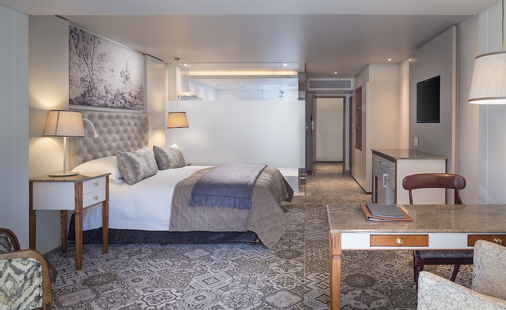Vineyard Hotel 7/59