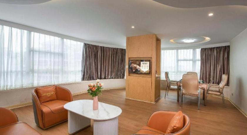 Venus International Hotel (Huizhou West Lake) 35/55