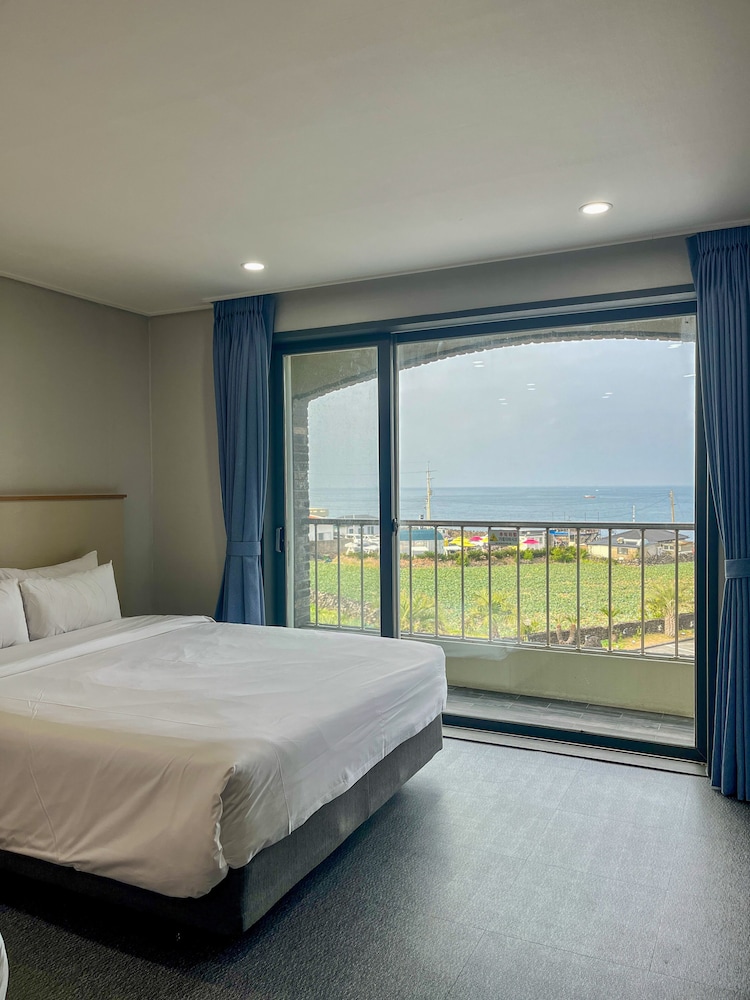 CONDO, DELUXE, TWIN BEDS, PARTIAL OCEAN VIEW