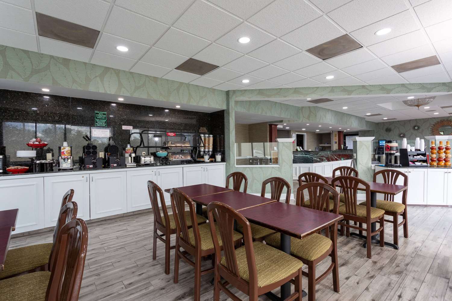 Ramada by Wyndham Altamonte Springs Near I-4 24/39