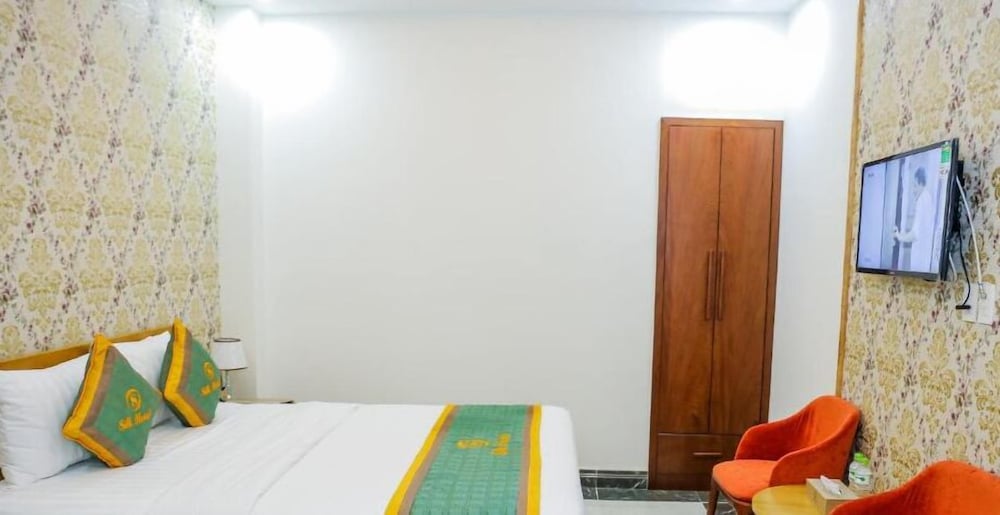 RedDoorz Plus near Tan Son Nhat airport 2 23/50