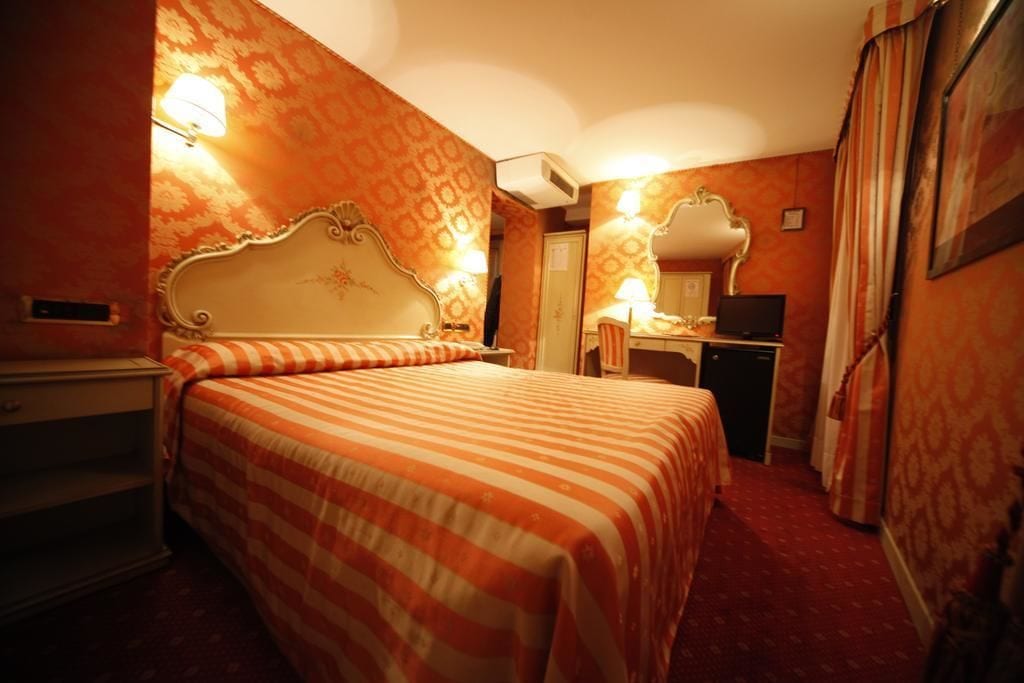 ROOM, QUADRUPLE