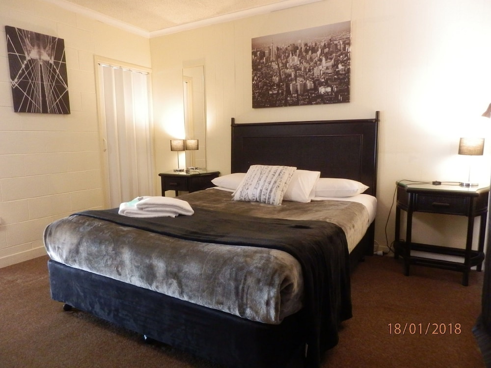 Flying Spur Motel 17/30